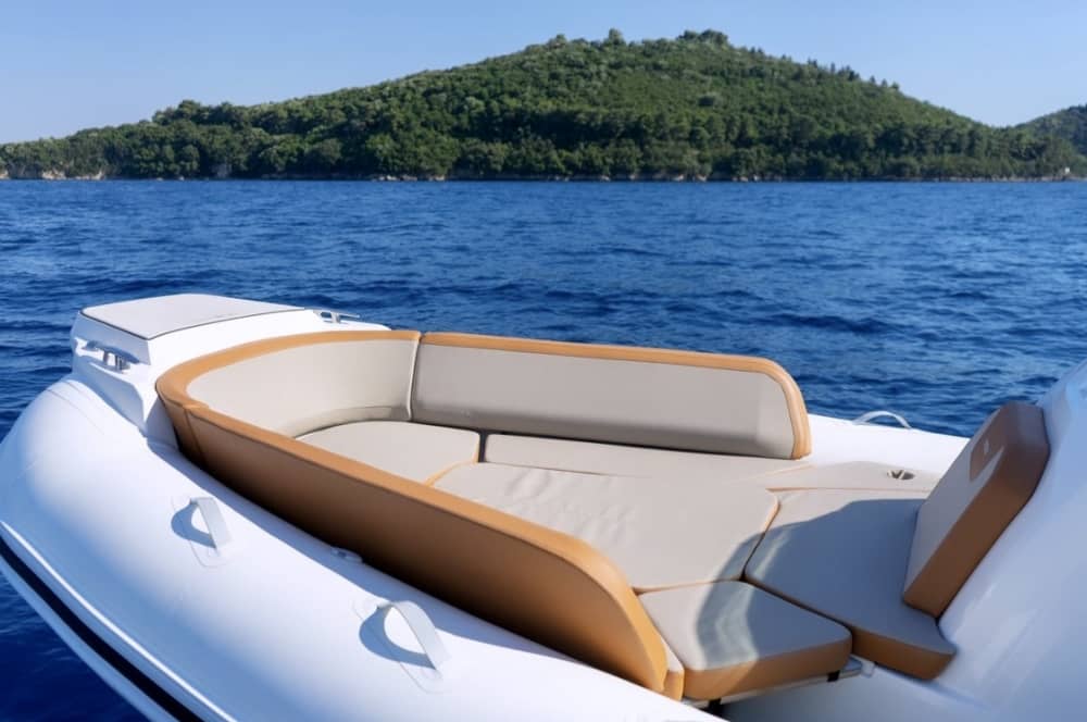 Explorez Nydri en bateau : une journée complète sur l'eau à bord d'un bateau à moteur