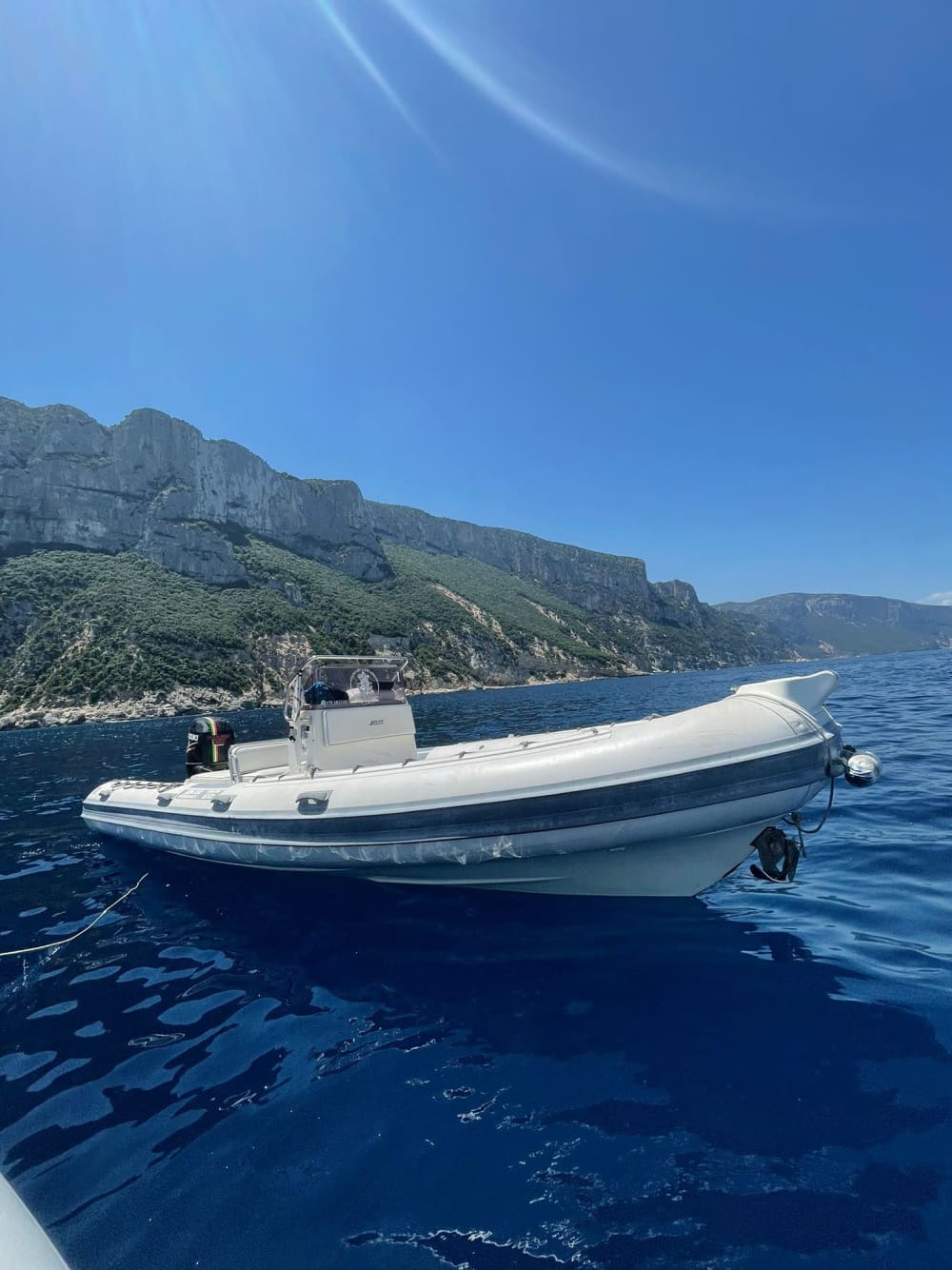 Din dag i Cala Gonone: Hyr en motorbåt för 7 timmar och 30 minuters upptäcktsfärd