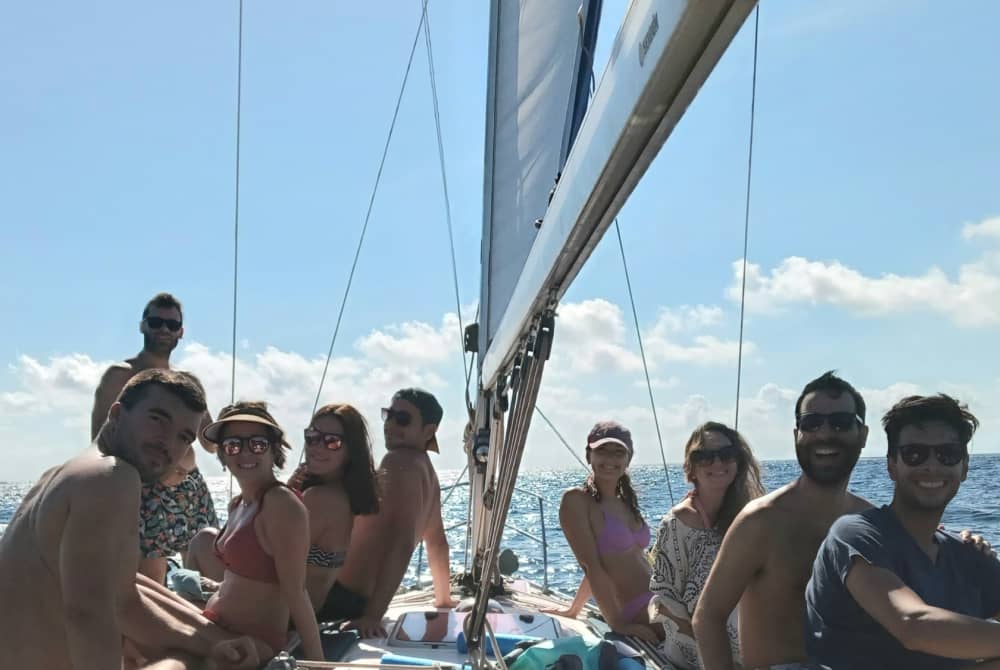 Pon rumbo a la alegría: Un día completo de navegación auténtica en Torrevieja a bordo de un velero.