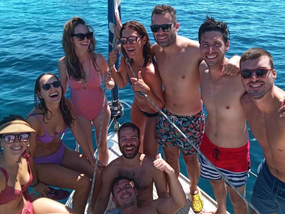 Zet koers naar plezier: een hele dag authentiek zeilen in Torrevieja op een zeilboot.