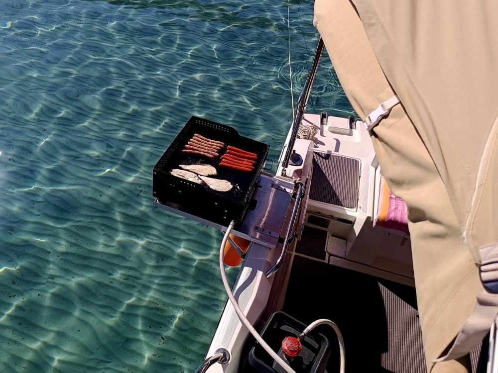 Découvrez Hyères en bateau à moteur pendant 9h