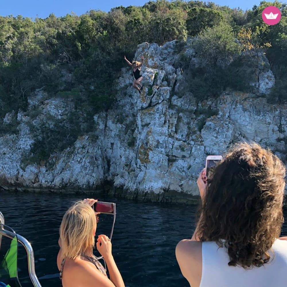 A escapadela curta perfeita: meio dia para a Lagoa Azul e a Baía de Maslinica, saindo de Split