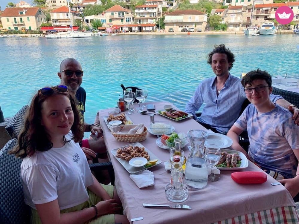 A escapadela curta perfeita: meio dia para a Lagoa Azul e a Baía de Maslinica, saindo de Split