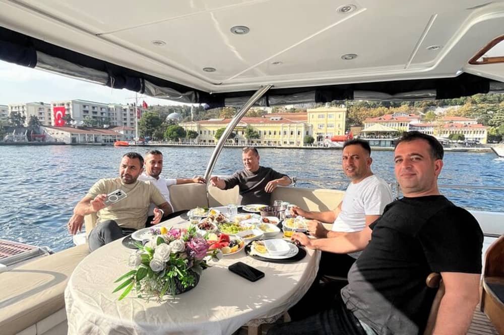 Ät middag med solnedgången – 4-timmars privat Bosporen-middagskryssning i Istanbul