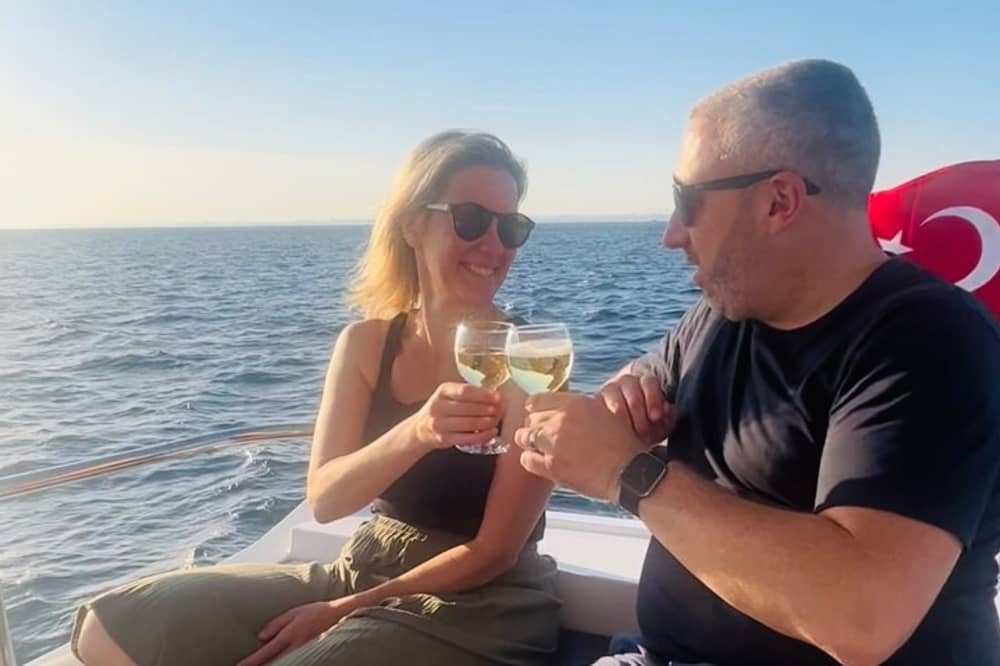 Ät middag med solnedgången – 4-timmars privat Bosporen-middagskryssning i Istanbul