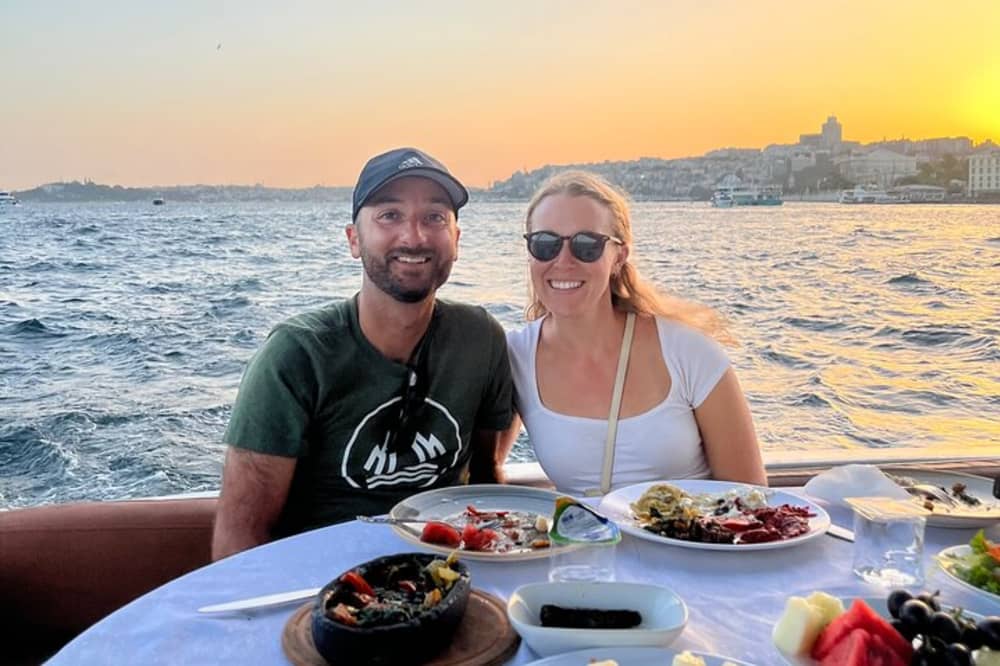Ät middag med solnedgången – 4-timmars privat Bosporen-middagskryssning i Istanbul