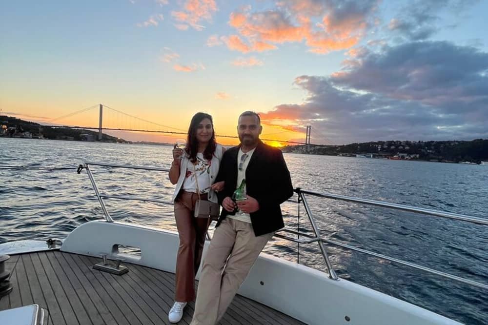 Ät middag med solnedgången – 4-timmars privat Bosporen-middagskryssning i Istanbul