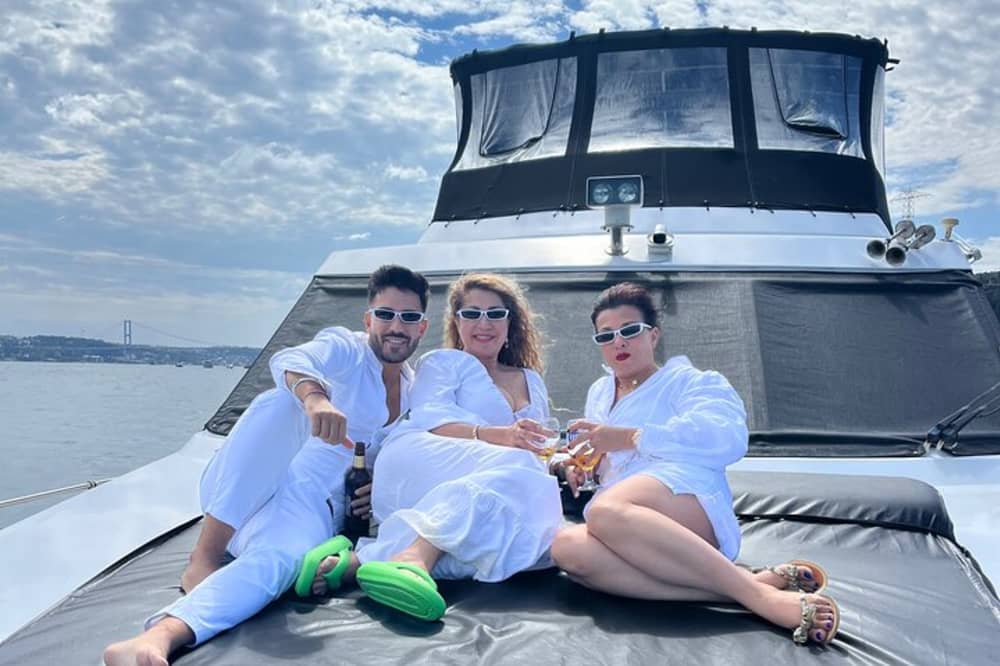 Ät middag med solnedgången – 4-timmars privat Bosporen-middagskryssning i Istanbul