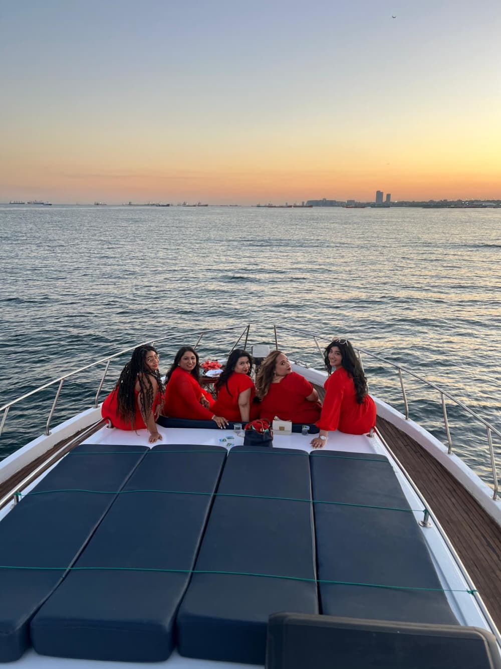 Ät middag med solnedgången – 4-timmars privat Bosporen-middagskryssning i Istanbul