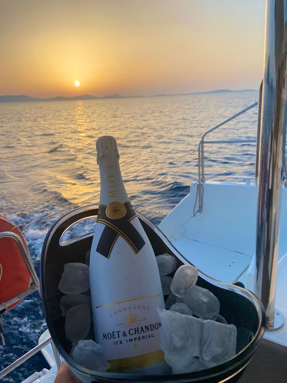 Golden Hour Ιστιοπλοΐα με θέα το κρασί και το ηλιοβασίλεμα