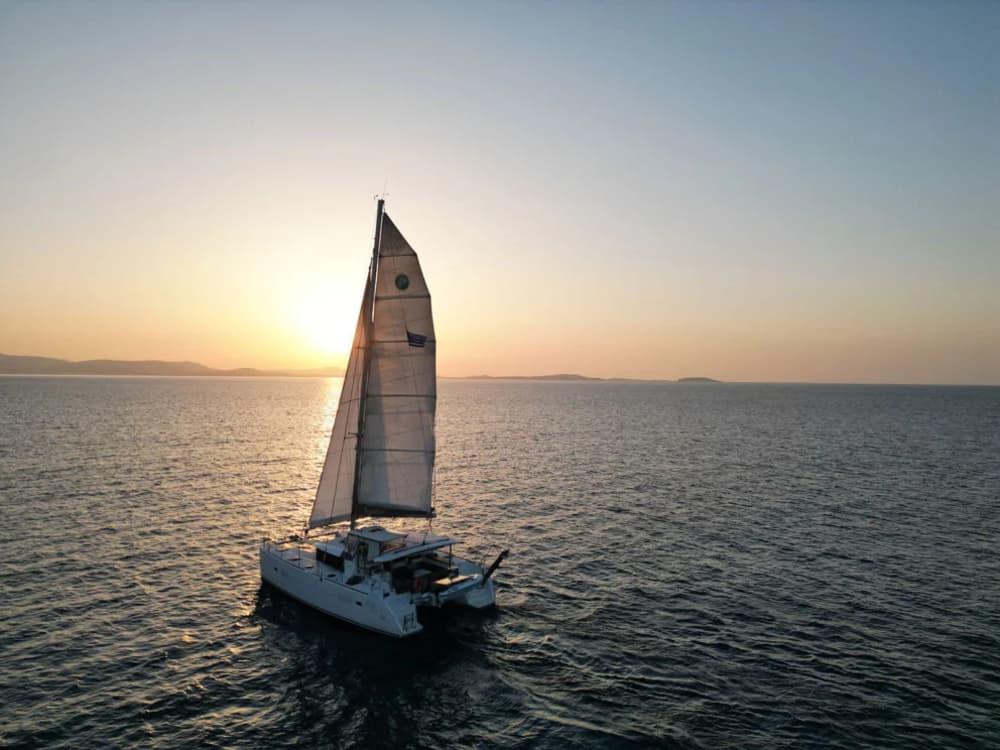 Golden Hour Ιστιοπλοΐα με θέα το κρασί και το ηλιοβασίλεμα