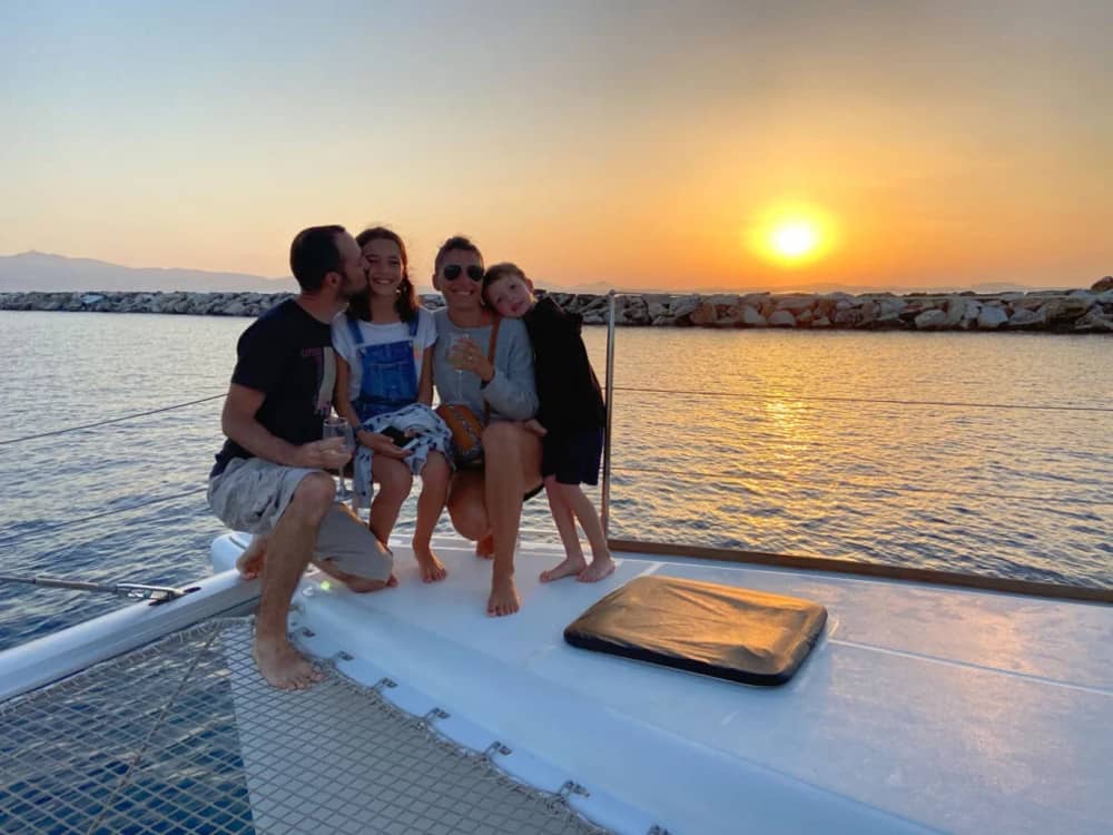 Golden Hour Ιστιοπλοΐα με θέα το κρασί και το ηλιοβασίλεμα