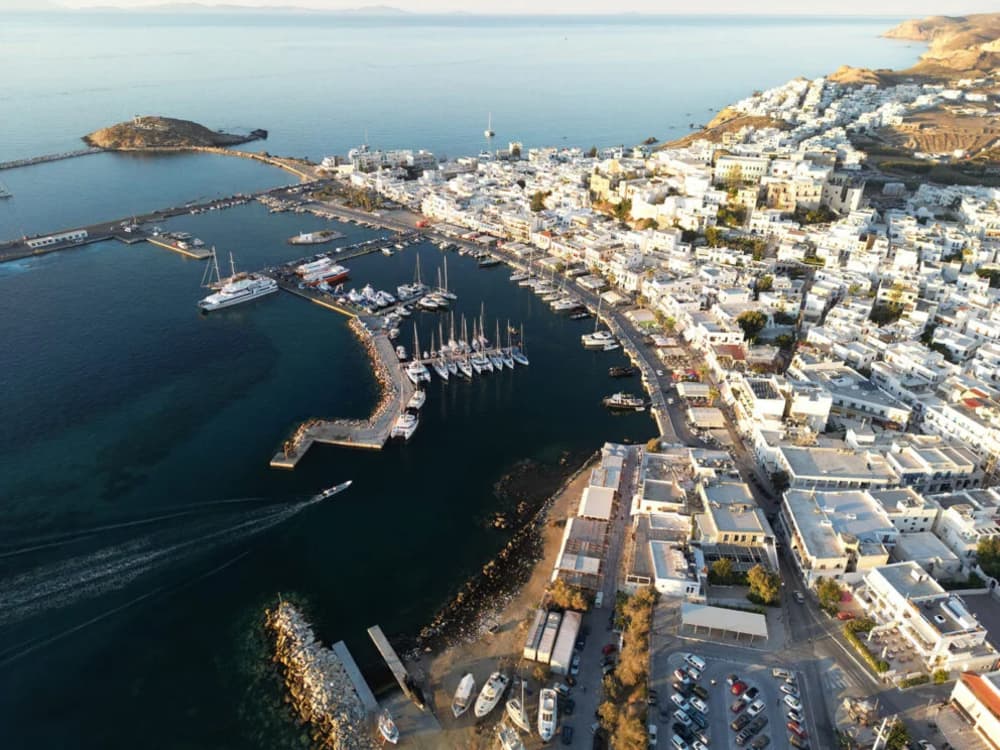 Heldagsseglingsäventyr till Paros och Mikri Vigla