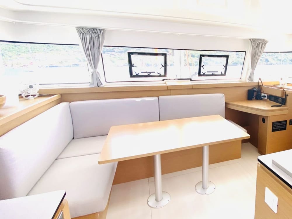 Lyxig katamarantur – vikar, grottor och kustutsikt