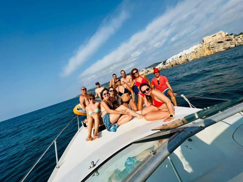 Explorez Alcossebre en une demi-journée : louez un bateau à moteur pour 4 h 30.