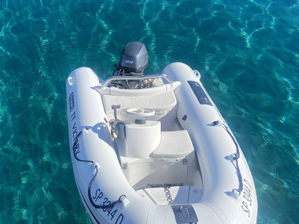 Découvrez Villasimius lors d'une excursion d'une journée en bateau à moteur.