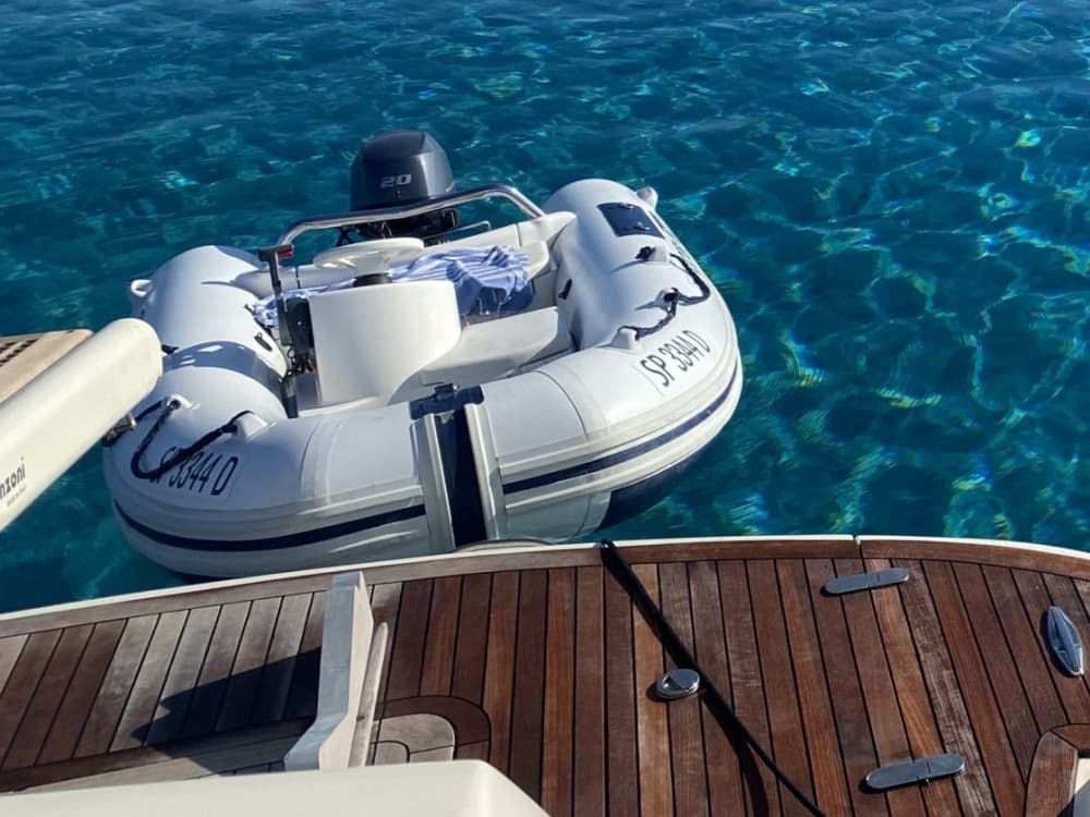 Découvrez Villasimius lors d'une excursion d'une journée en bateau à moteur.