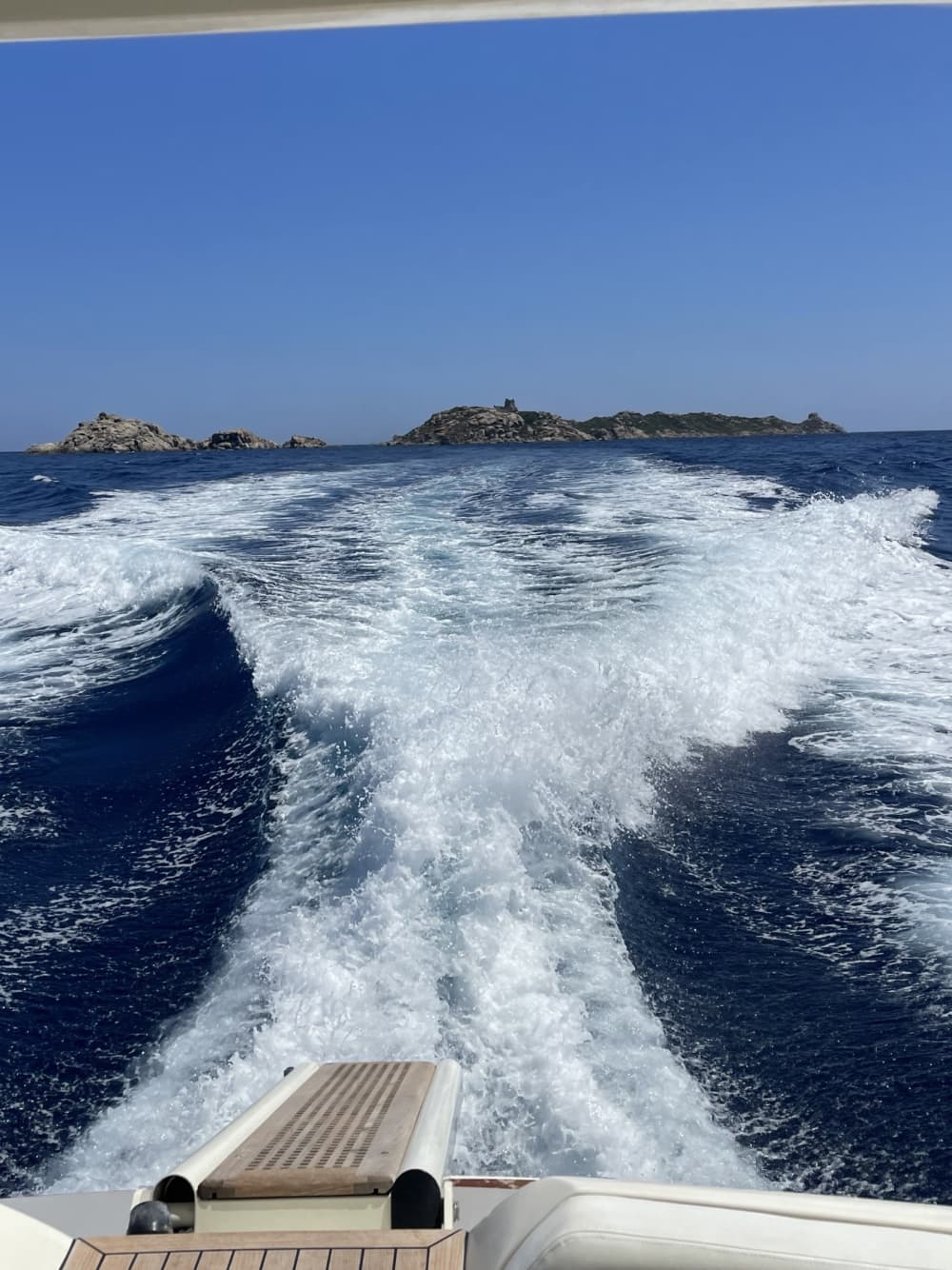 Découvrez Villasimius lors d'une excursion d'une journée en bateau à moteur.