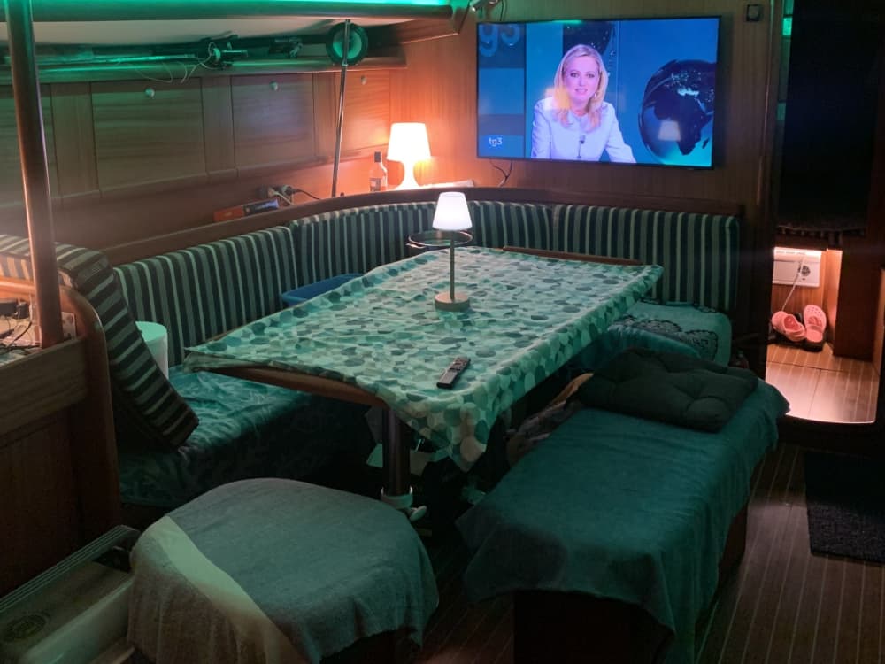 Goditi una giornata in mare a Pescara a bordo di una barca a vela.