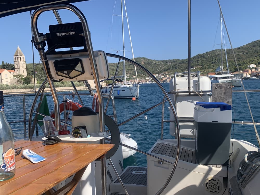 Goditi una giornata in mare a Pescara a bordo di una barca a vela.
