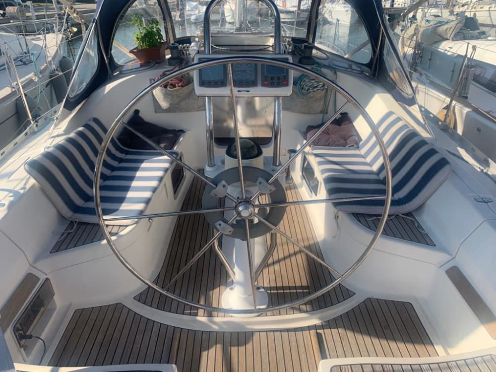 Goditi una giornata in mare a Pescara a bordo di una barca a vela.