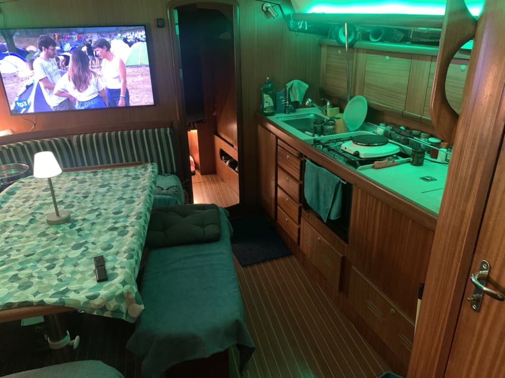 Goditi una giornata in mare a Pescara a bordo di una barca a vela.