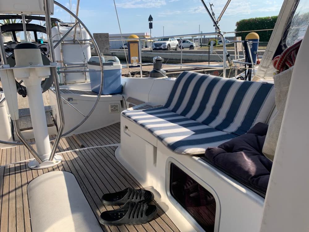 Goditi una giornata in mare a Pescara a bordo di una barca a vela.