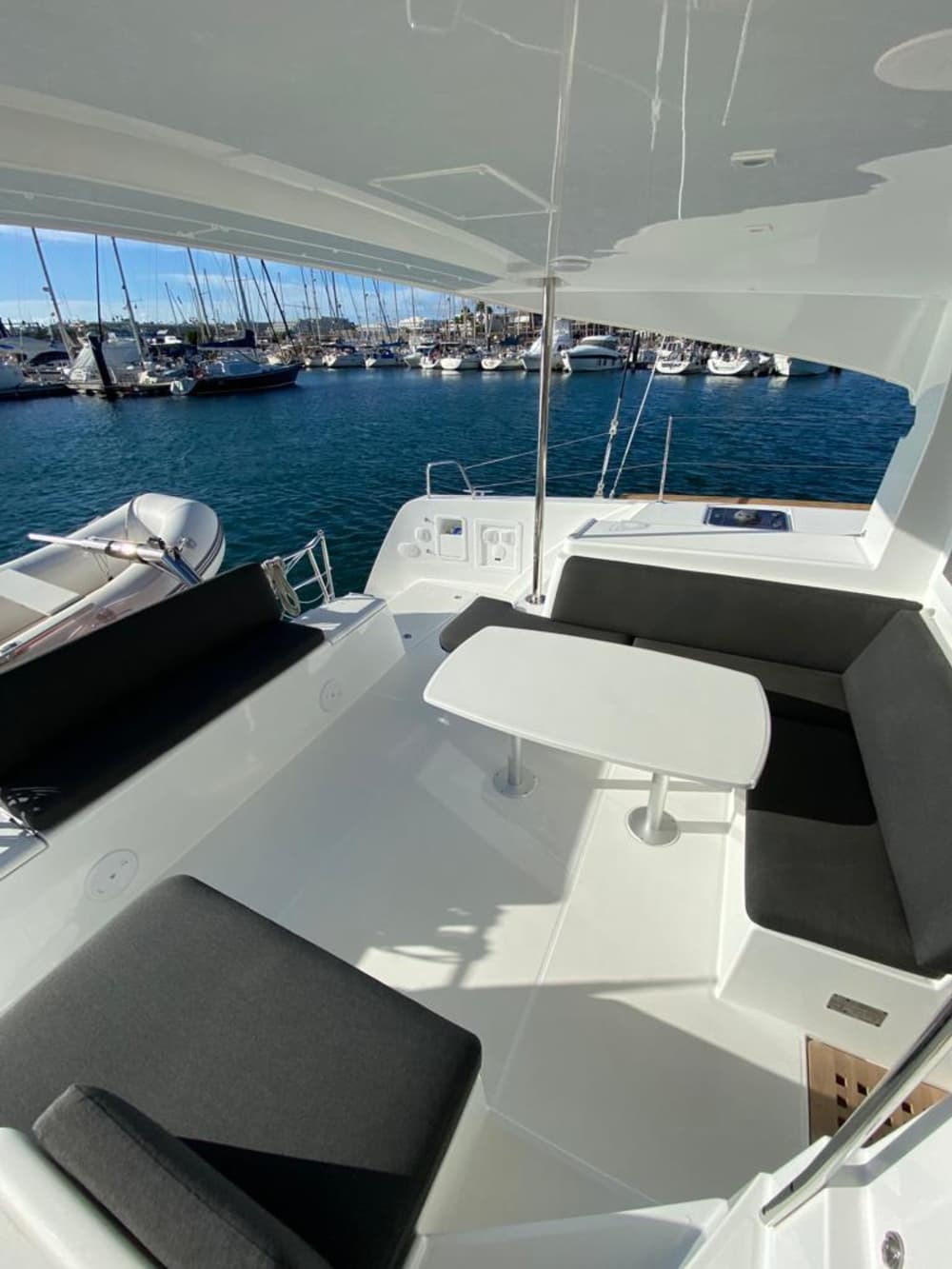 Setzen Sie Kurs auf pures Segelvergnügen: Ein ganzer Tag authentisches Segeln in Lanzarote auf einem Katamaran