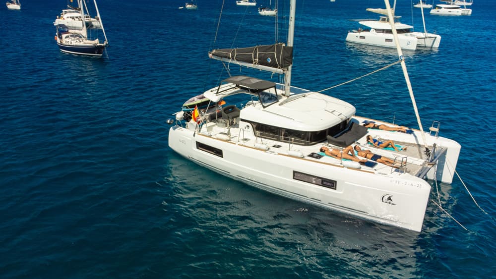 Setzen Sie Kurs auf pures Segelvergnügen: Ein ganzer Tag authentisches Segeln in Lanzarote auf einem Katamaran