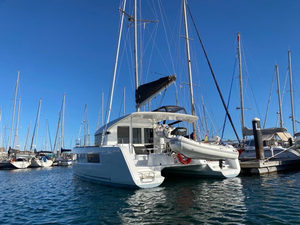 Setzen Sie Kurs auf pures Segelvergnügen: Ein ganzer Tag authentisches Segeln in Lanzarote auf einem Katamaran