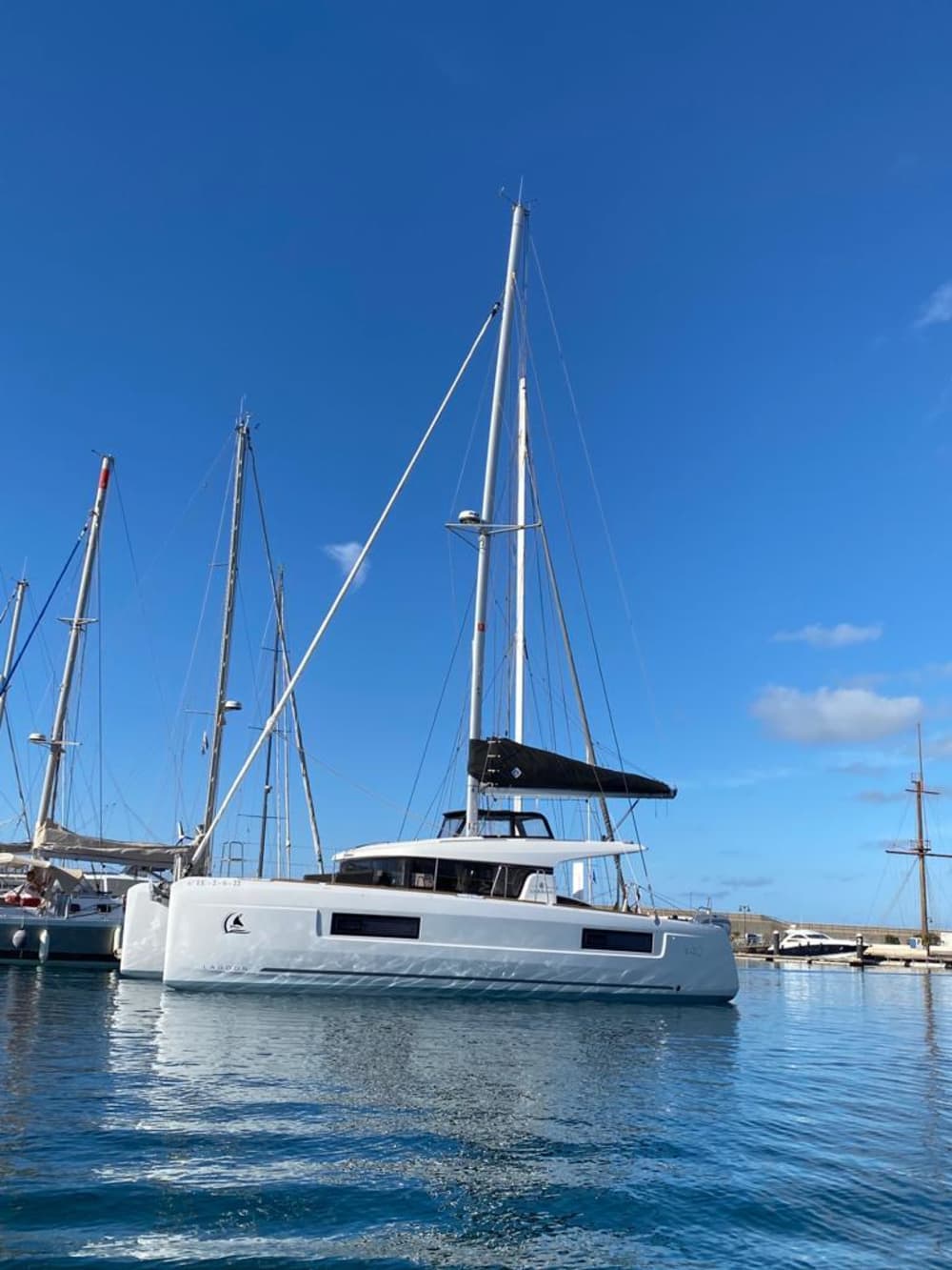 Setzen Sie Kurs auf pures Segelvergnügen: Ein ganzer Tag authentisches Segeln in Lanzarote auf einem Katamaran