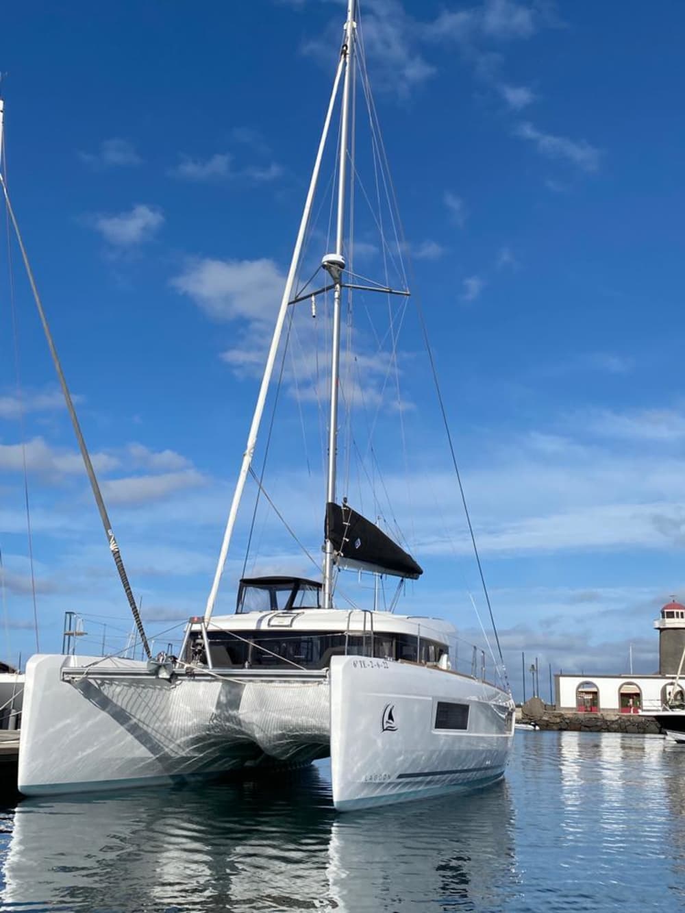 Setzen Sie Kurs auf pures Segelvergnügen: Ein ganzer Tag authentisches Segeln in Lanzarote auf einem Katamaran