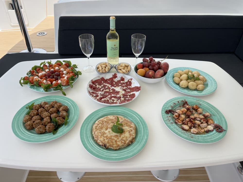 Setzen Sie Kurs auf pures Segelvergnügen: Ein ganzer Tag authentisches Segeln in Lanzarote auf einem Katamaran