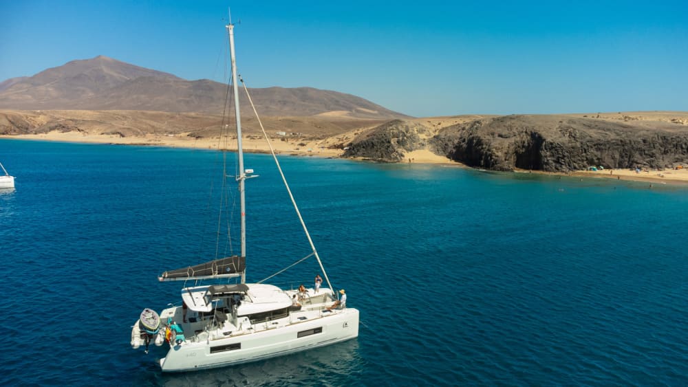 Setzen Sie Kurs auf pures Segelvergnügen: Ein ganzer Tag authentisches Segeln in Lanzarote auf einem Katamaran