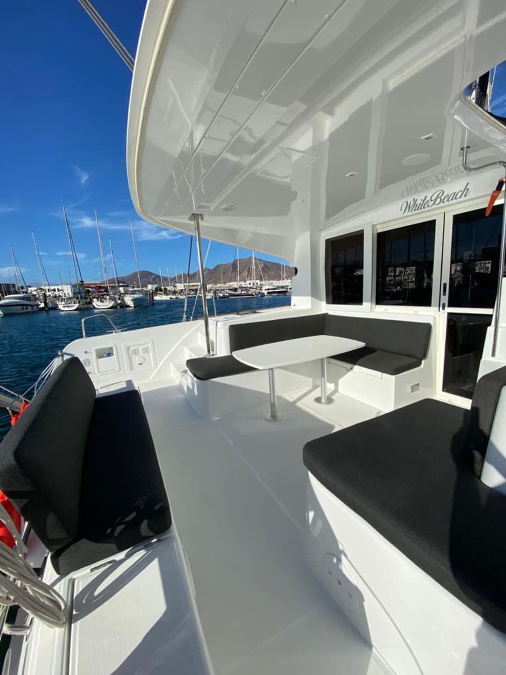 Setzen Sie Kurs auf pures Segelvergnügen: Ein ganzer Tag authentisches Segeln in Lanzarote auf einem Katamaran