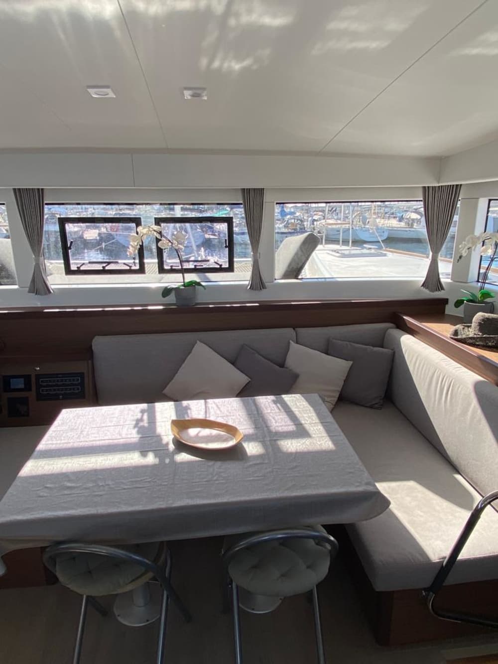 Setzen Sie Kurs auf pures Segelvergnügen: Ein ganzer Tag authentisches Segeln in Lanzarote auf einem Katamaran