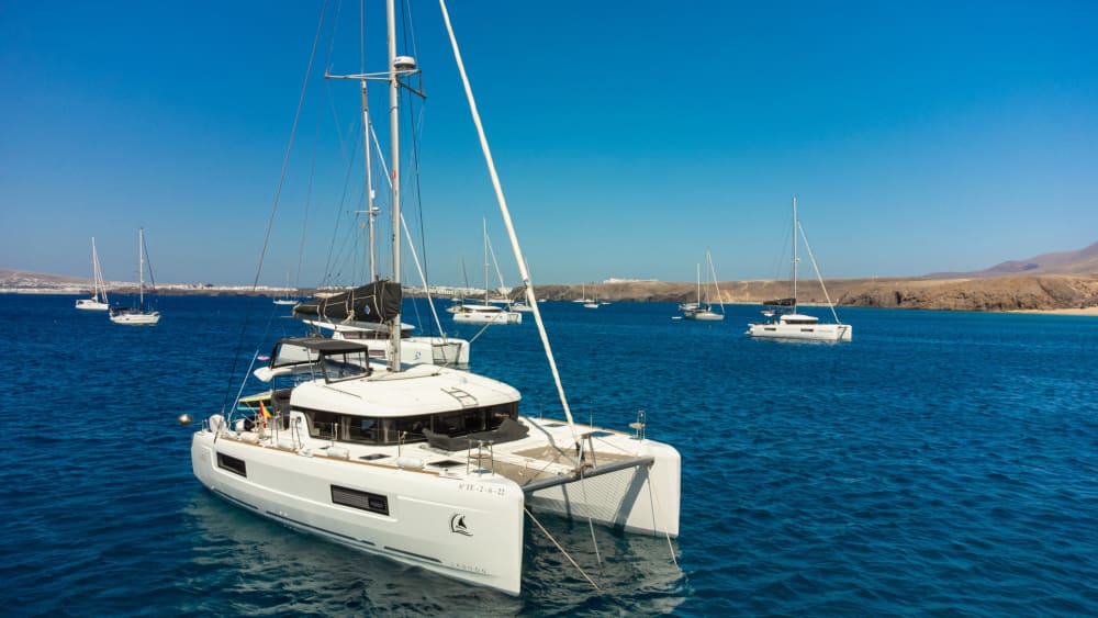 Setzen Sie Kurs auf pures Segelvergnügen: Ein ganzer Tag authentisches Segeln in Lanzarote auf einem Katamaran