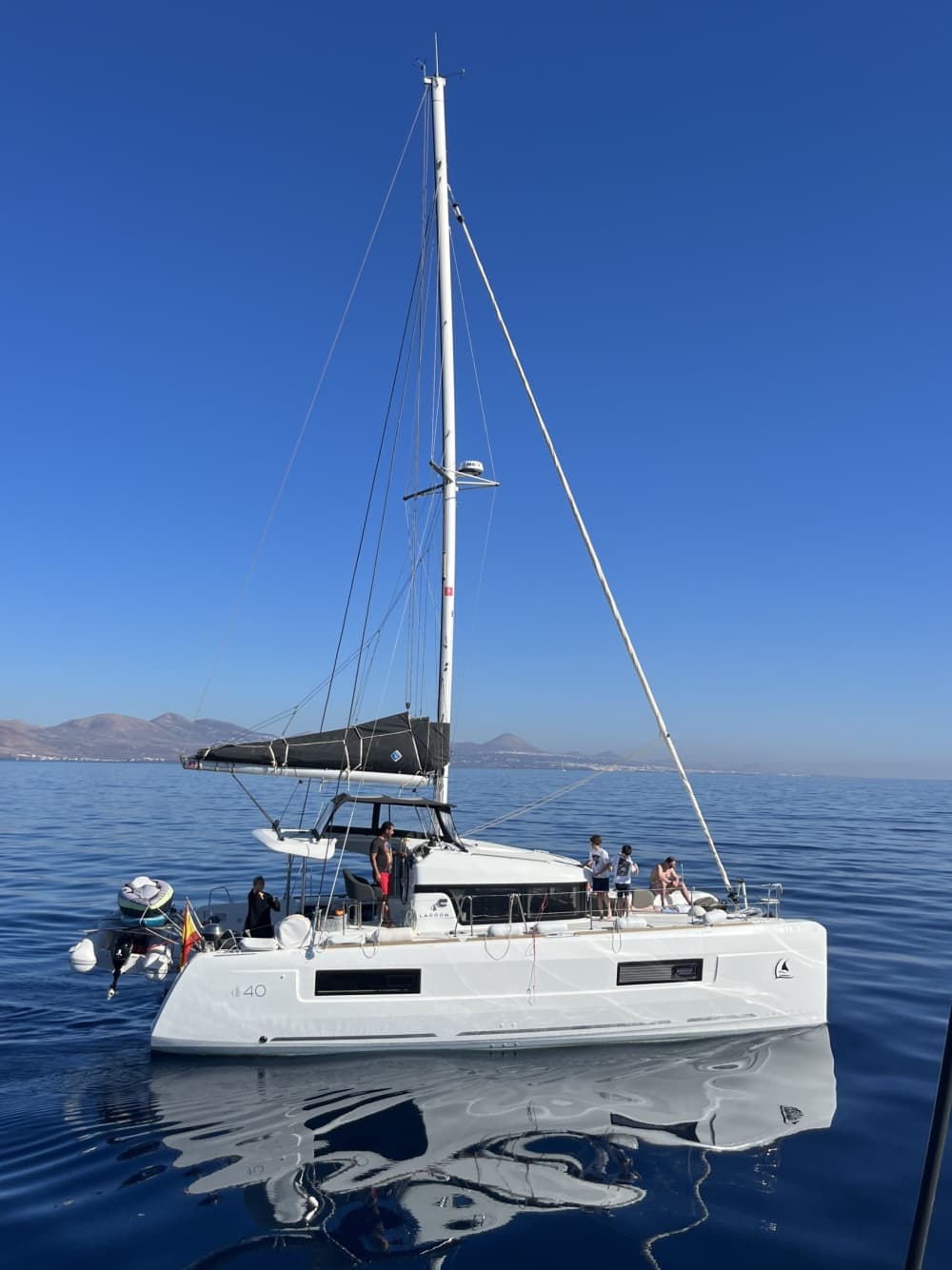 Setzen Sie Kurs auf pures Segelvergnügen: Ein ganzer Tag authentisches Segeln in Lanzarote auf einem Katamaran