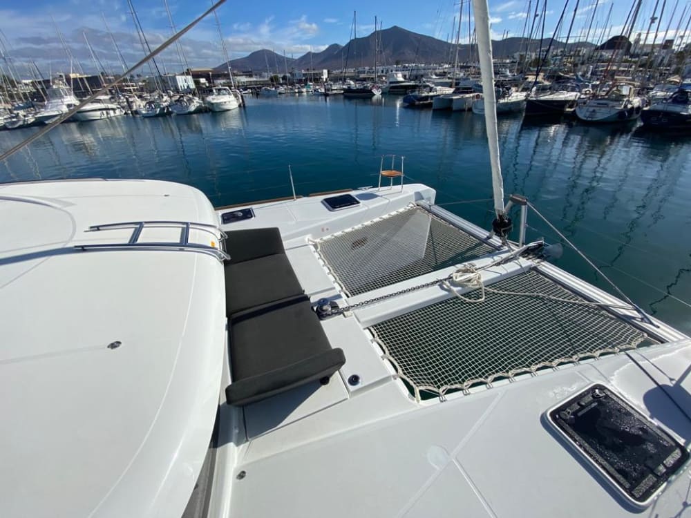 Setzen Sie Kurs auf pures Segelvergnügen: Ein ganzer Tag authentisches Segeln in Lanzarote auf einem Katamaran