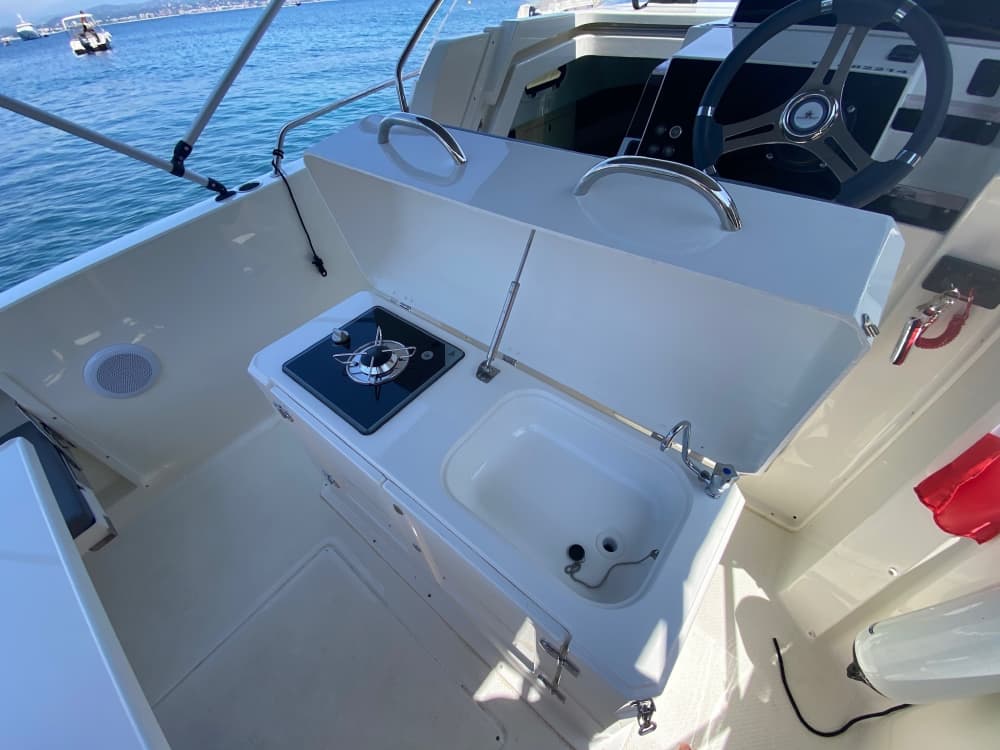 Enjoy an unforgettable day aboard the Corsica boat and its professional skipper who can show you magnificent spots.