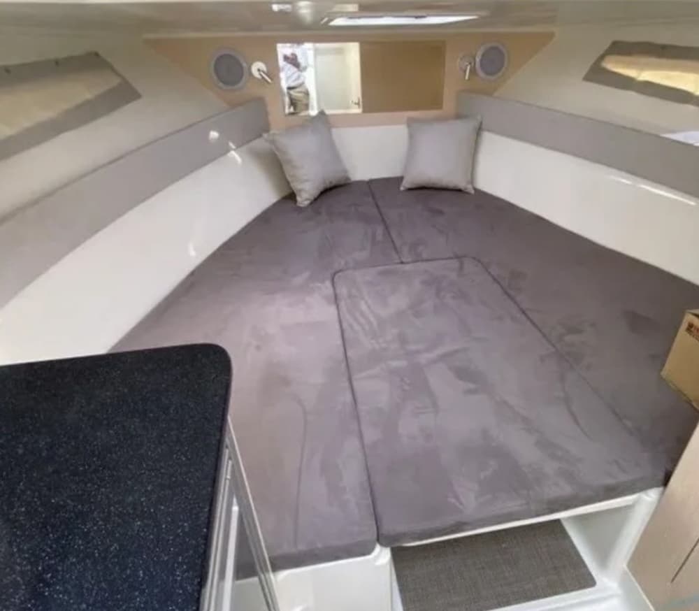 Enjoy an unforgettable day aboard the Corsica boat and its professional skipper who can show you magnificent spots.