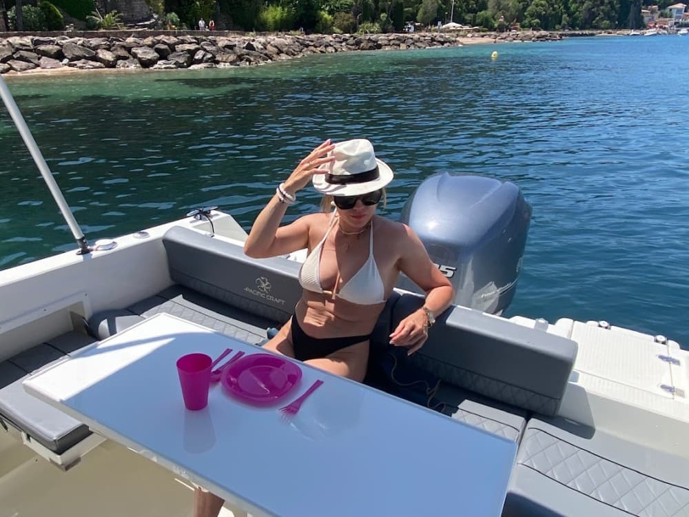 Enjoy an unforgettable day aboard the Corsica boat and its professional skipper who can show you magnificent spots.