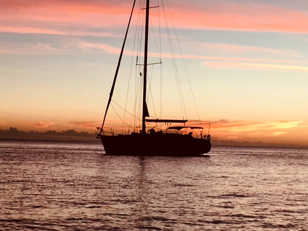 Excursión de un día en velero con un capitán local