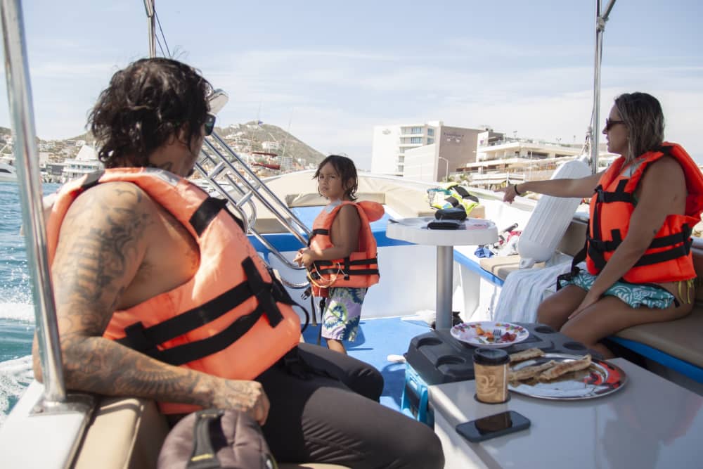 Vivre au rythme des vagues : une escapade d'une demi-journée à Cabo San Lucas à bord d'un bateau à moteur