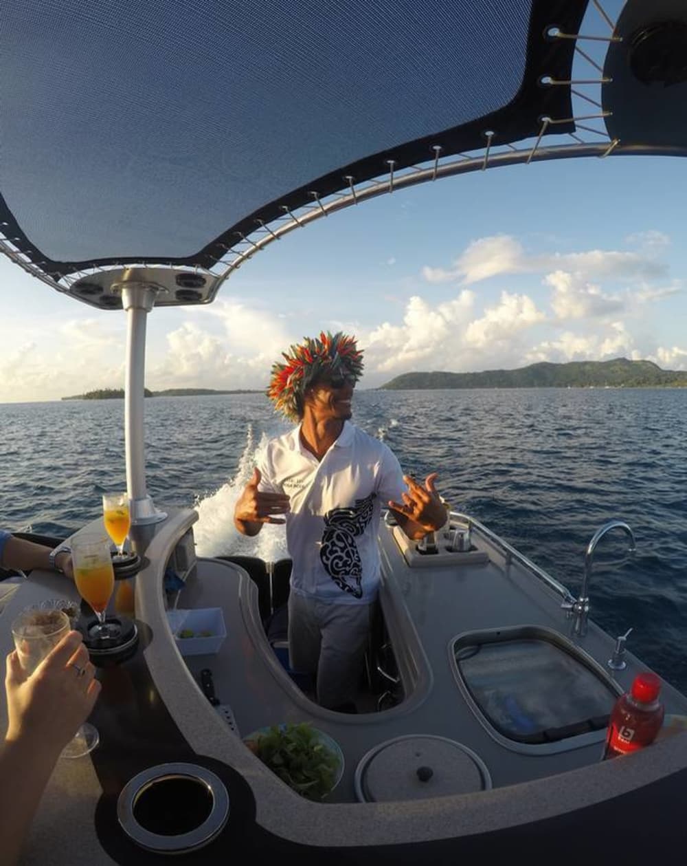 Esplora Mo'orea in mezza giornata: noleggia una barca a motore per 4 ore.