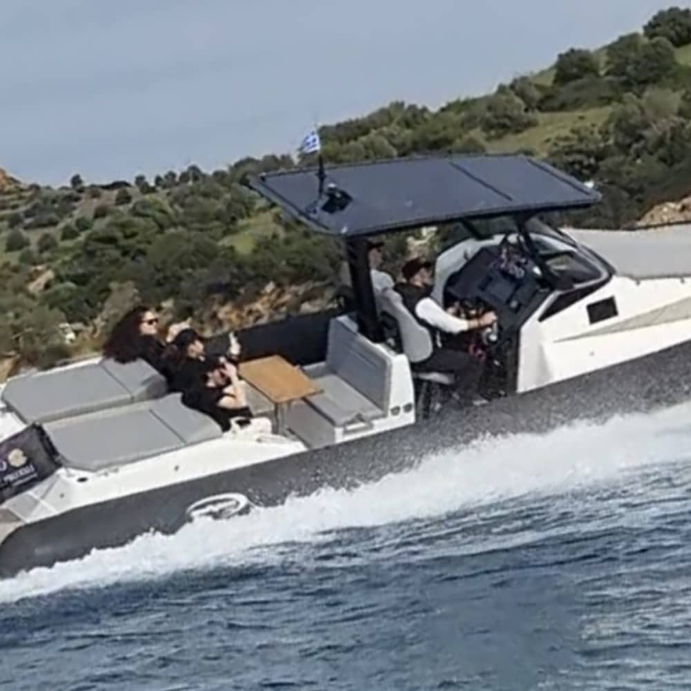 Escapade à Kéa : 4 heures de détente en bateau à moteur

Nous vous emmenons en toute sécurité sur toutes les îles des Cyclades et du golfe Saronique. Un capitaine et une hôtesse sont à votre disposition pour un service optimal.