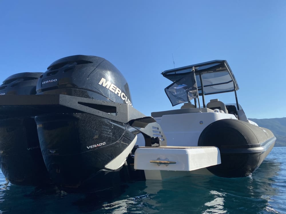 Ucieczka na Kea: 4 godziny relaksu na motorówce
Możemy bezpiecznie zabrać Cię na dowolną wyspę na Cykladach i Zatoce Sarońskiej. Z naszym kapitanem i hostessą, którzy zapewnią Ci najlepszą obsługę.