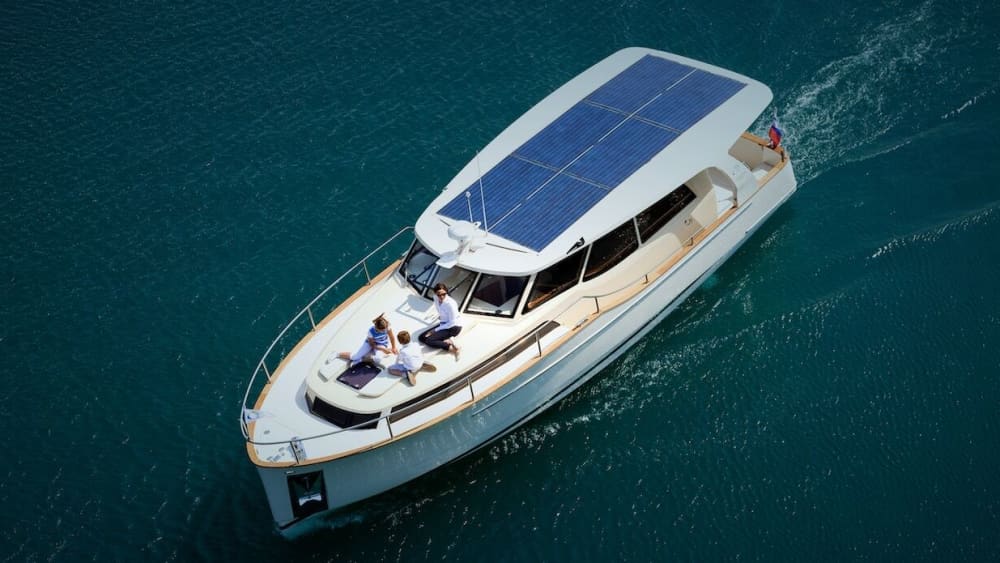 Living to the rhythm of the waves: a half-day getaway in Marseille aboard a hybrid electric motorboat