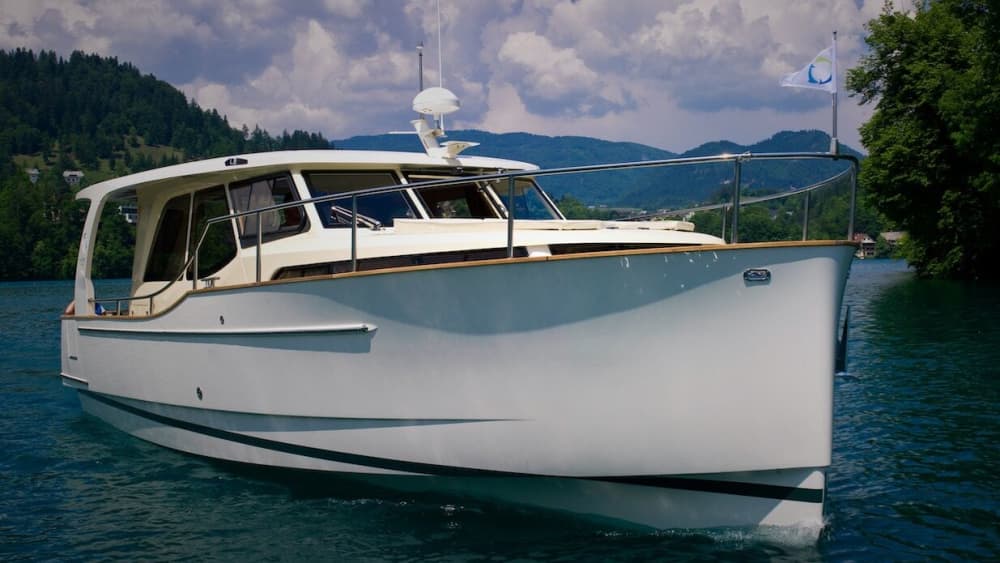 Living to the rhythm of the waves: a half-day getaway in Marseille aboard a hybrid electric motorboat