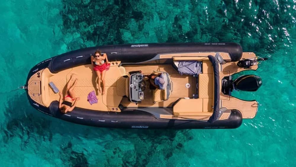 Scopri Longos con un'escursione di un'intera giornata in motoscafo.